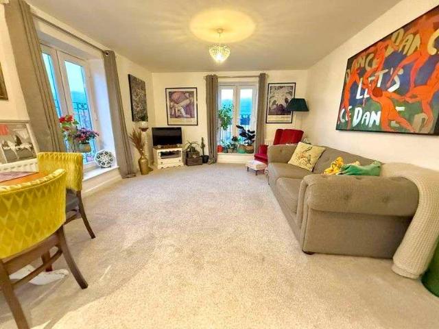 2 bed flat for sale