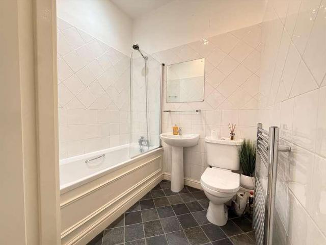 2 bed flat for sale