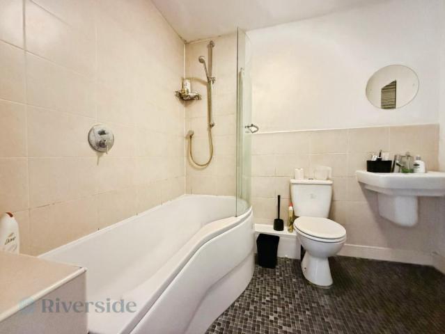 2 bed flat for sale