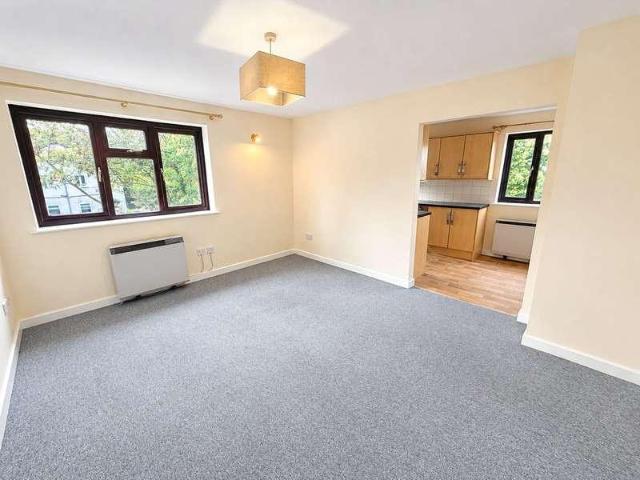 2 bed flat for sale
