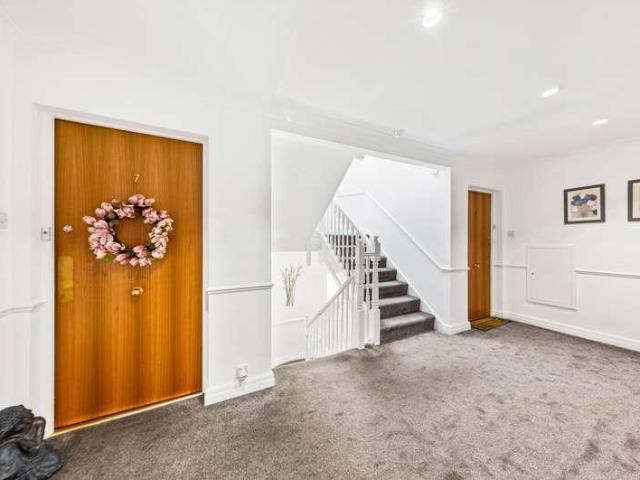 2 bed flat for sale