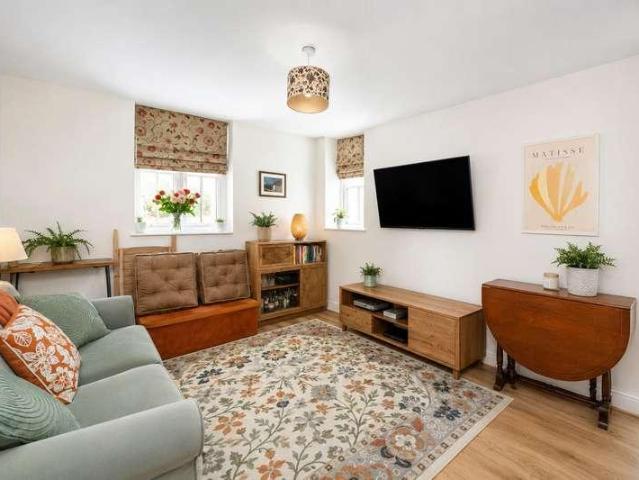2 bed flat for sale