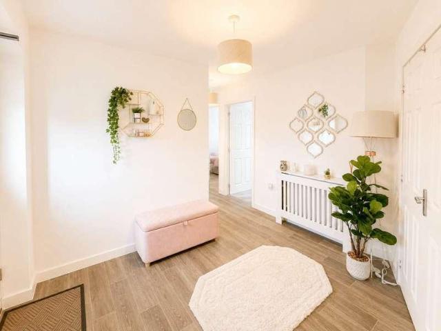 2 bed flat for sale