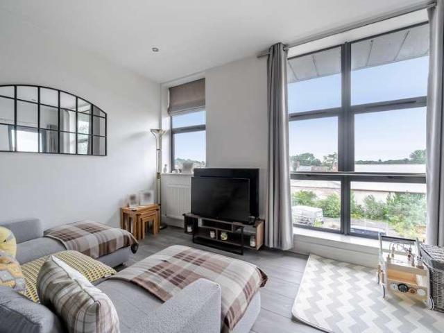 2 bed flat for sale
