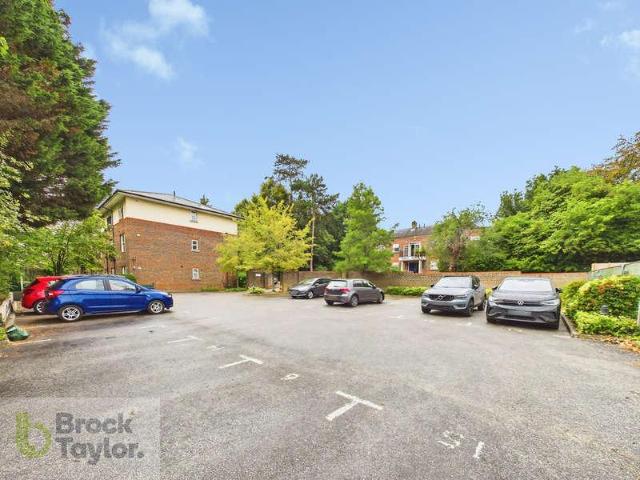 2 bed flat for sale