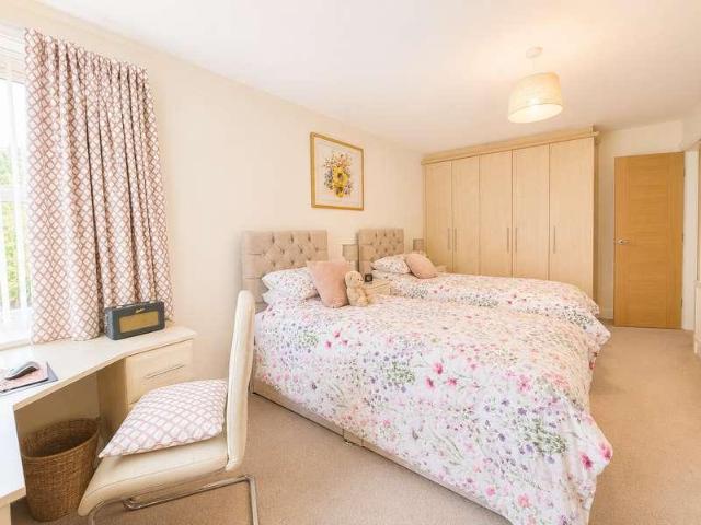2 bed flat for sale