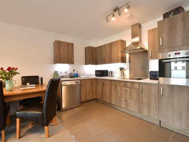 2 bed flat for sale