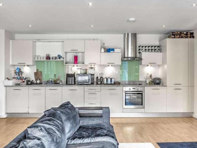 2 bed flat for sale