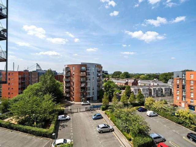 2 bed flat for sale