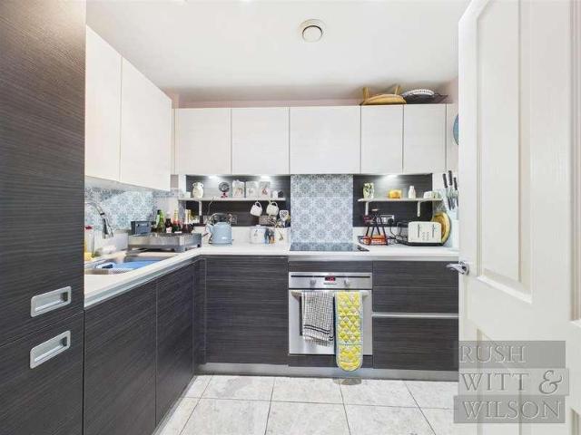 2 bed flat for sale