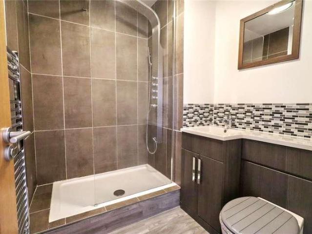 2 bed flat for sale