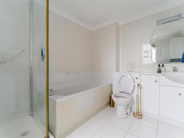 2 bed flat for sale