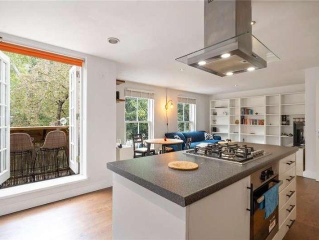 2 bed flat for sale