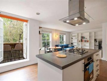 2 bed flat for sale