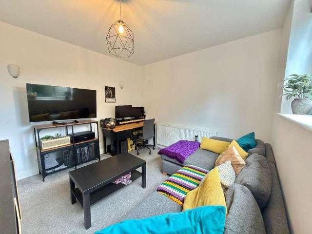 2 bed flat for sale