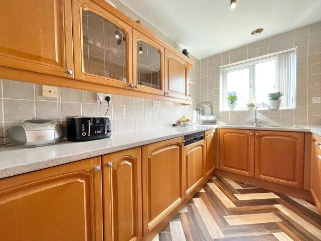 2 bed flat for sale