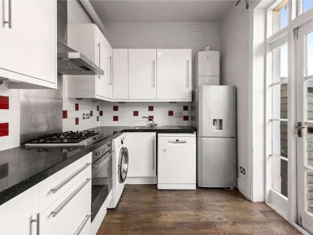 2 bed flat for sale
