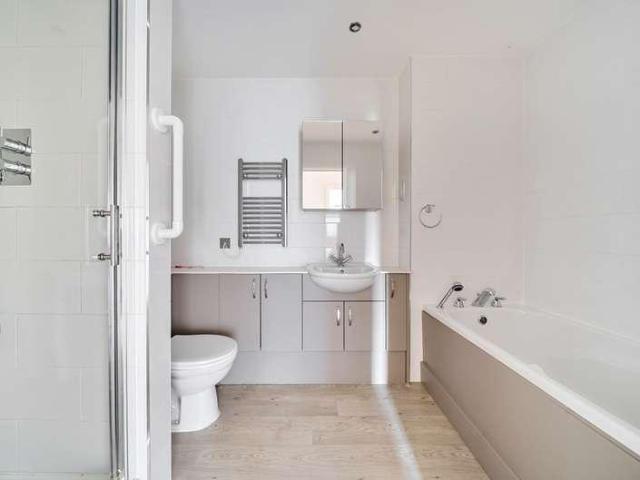2 bed flat for sale