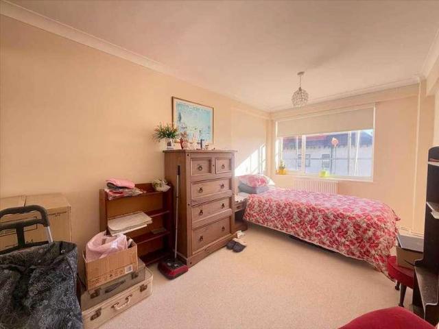 2 bed flat for sale