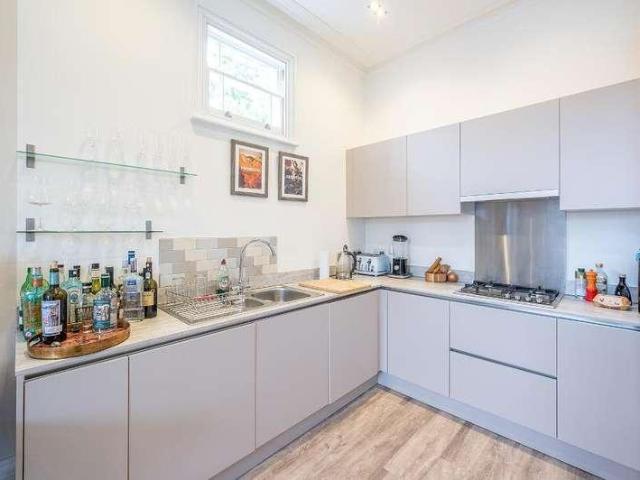 2 bed flat for sale
