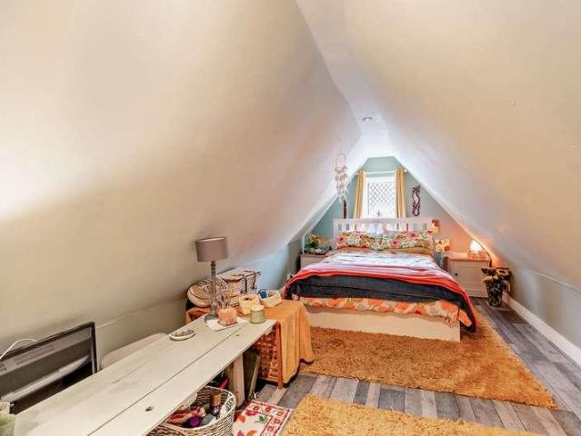 2 bed flat for sale