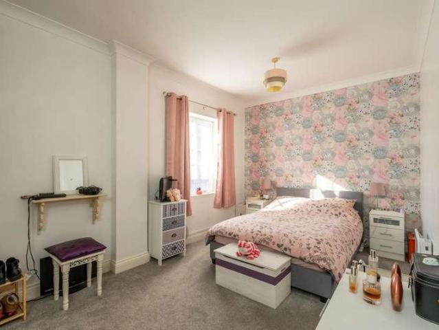 2 bed flat for sale