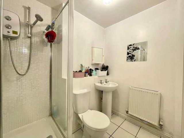 2 bed flat for sale