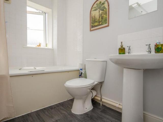 2 bed flat for sale