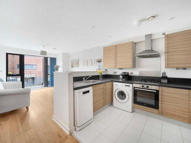 2 bed flat for sale