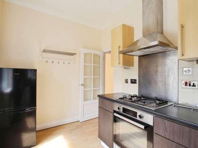 2 bed flat for sale