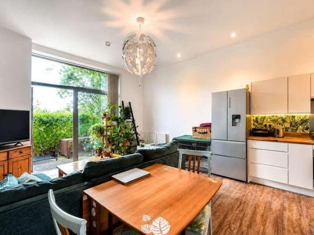 2 bed flat for sale