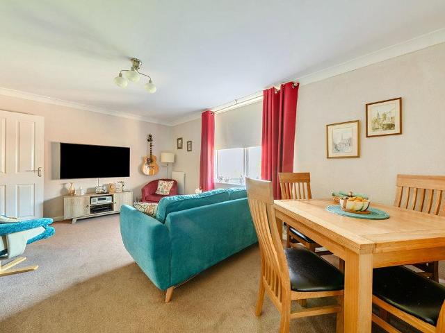 2 bed flat for sale