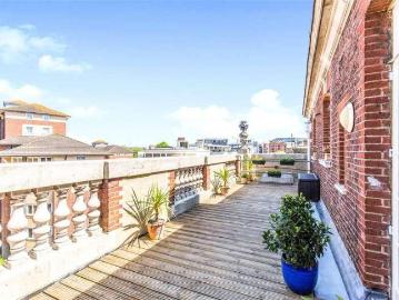 2 bed flat for sale