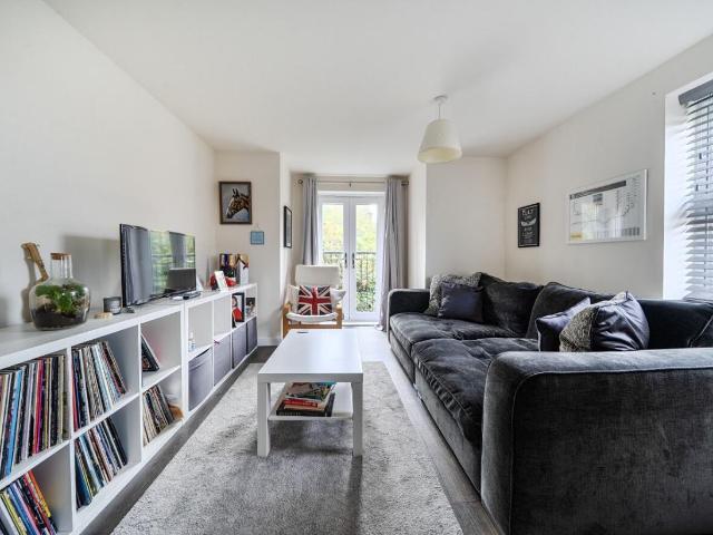 2 bed flat for sale