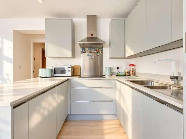 2 bed flat for sale