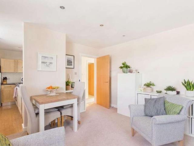 2 bed flat for sale