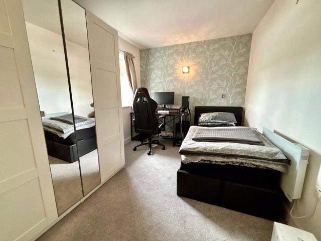 2 bed flat for sale