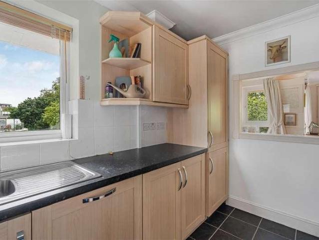 2 bed flat for sale