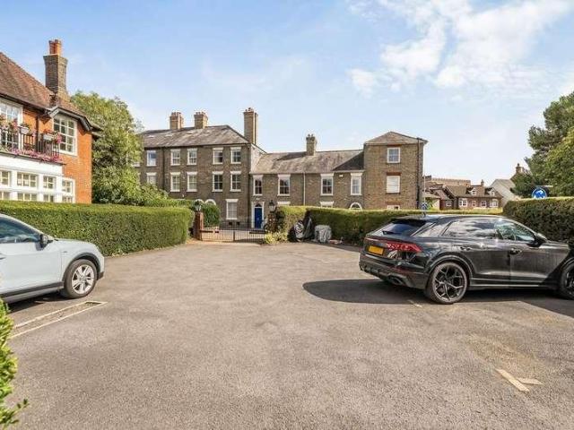 2 bed flat for sale