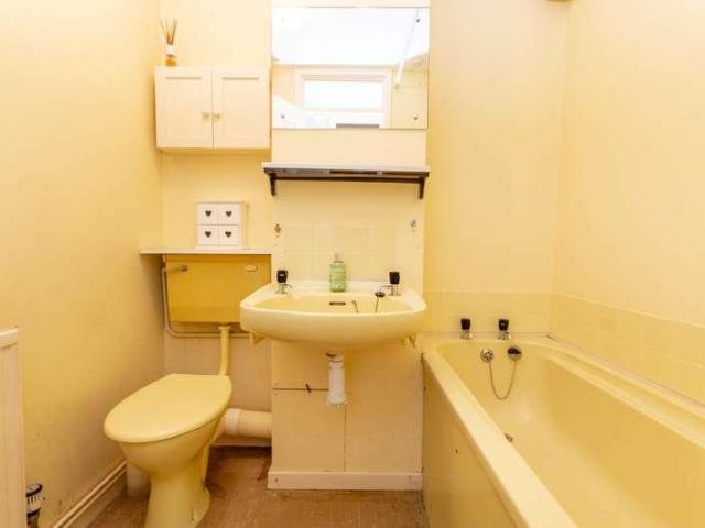 2 bed flat for sale