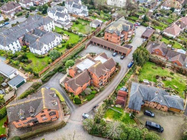 2 bed flat for sale