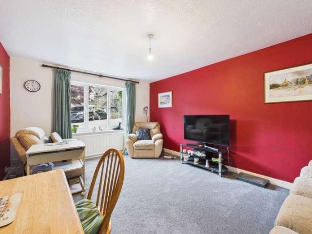 2 bed flat for sale