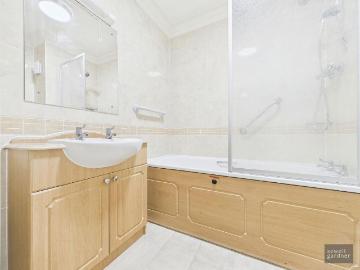 2 bed flat for sale