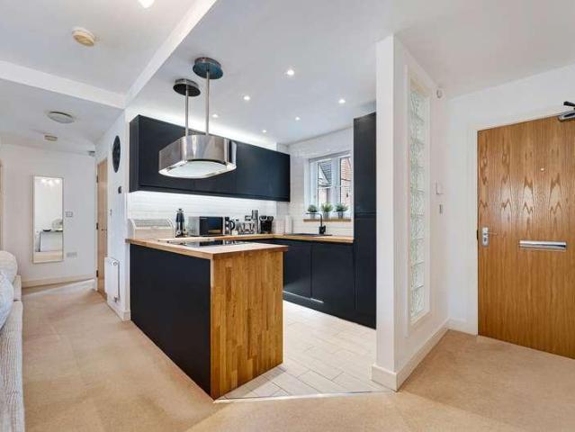 2 bed flat for sale