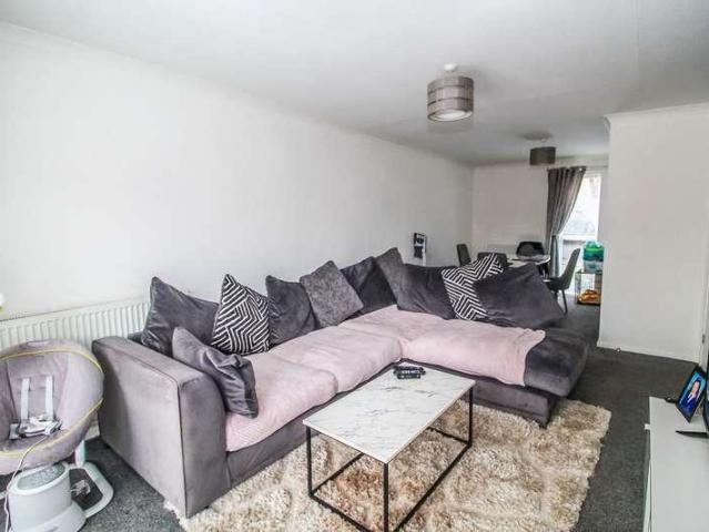 2 bed flat for sale