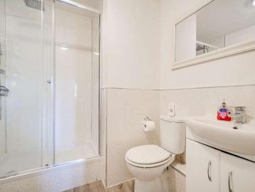 2 bed flat for sale