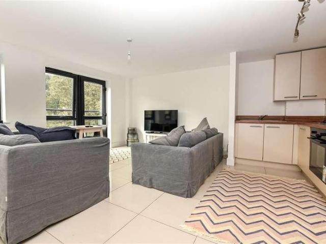 2 bed flat for sale