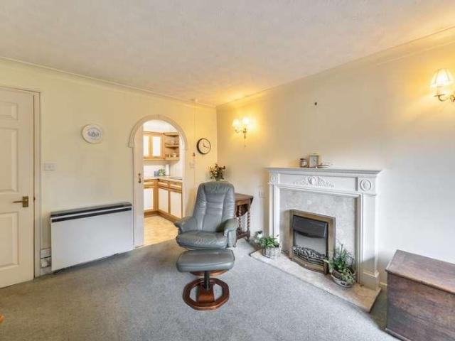 2 bed flat for sale