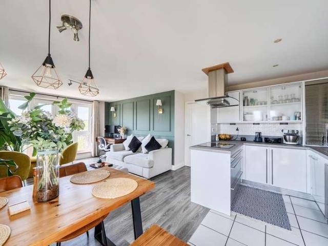 2 bed flat for sale
