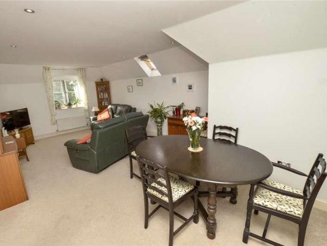 2 bed flat for sale